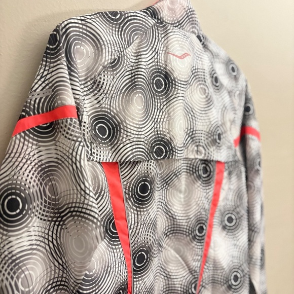 Saucony Black & White Circular Print Running Jacket w Coral Accents – Size Small - Picture 13 of 15